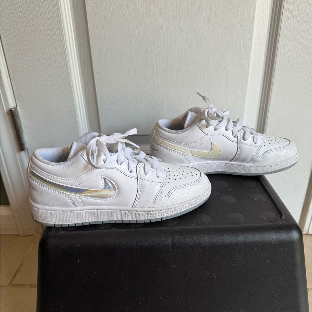 Nike Air Jordan 1 Low Glitter Swoosh Shine FQ9112-100 GS‎ Size 4